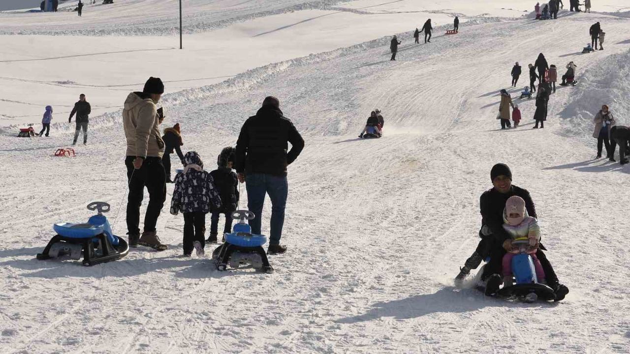 Bitlis'te Kar Yağışıyla Kayak Tesislerinde Yoğunluk: Erhan Onur Güler ve El Aman Pistleri Doldu