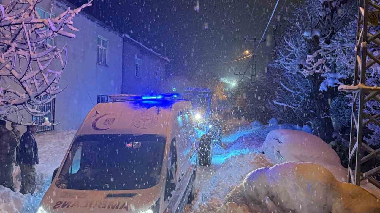 Bitlis’te kardan kapanan köy yolunda rahatsızlanan vatandaş sağlık ekiplerine ulaştırıldı