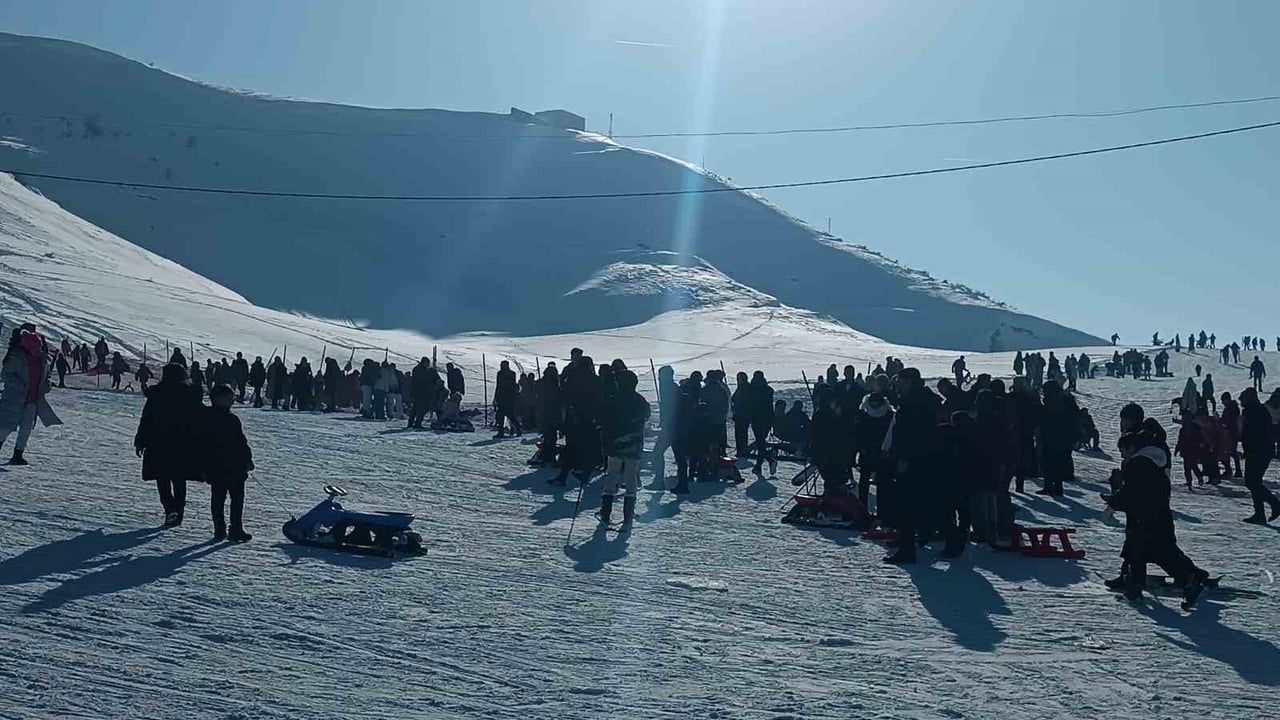 Bitlis'te karın dinmesiyle kayak merkezlerine hafta sonu yoğunluğu
