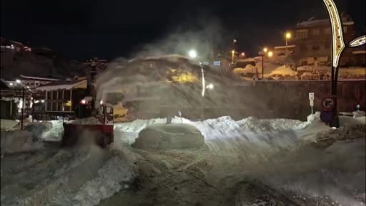 Bitlis'te karla mücadele aralıksız sürüyor; buz sarkıtı riski uyarısı