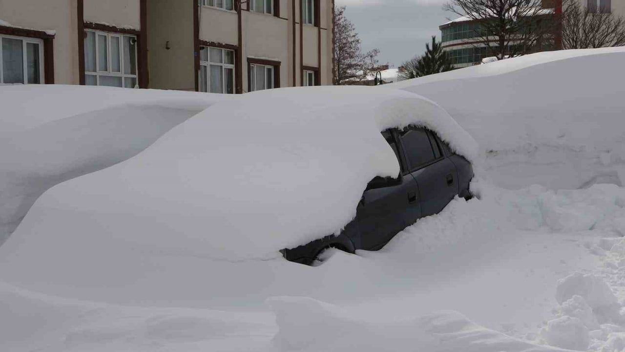 Bitlis'te karla mücadele sürüyor: 124 köy yolu kapalı, kar kalınlığı 4,36 metreye ulaştı