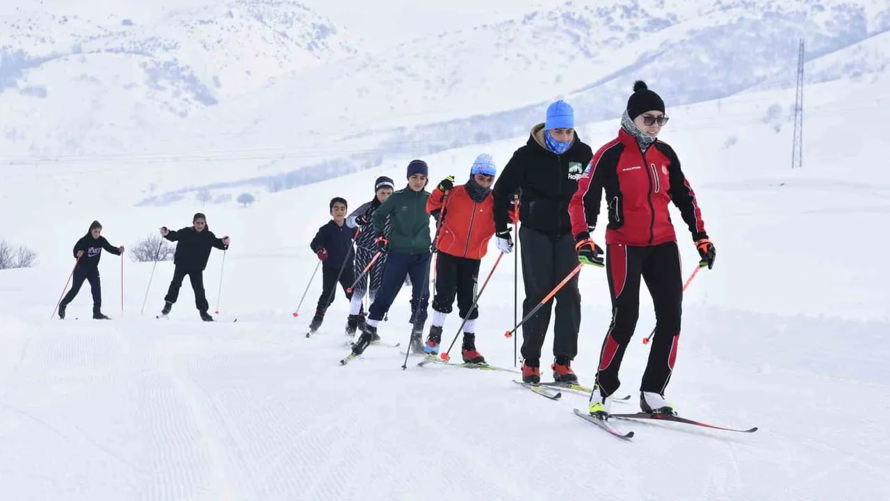 Bitlis'te kayaklı koşu sporcuları, zorlu kış koşullarında yarışlara hazırlanıyor