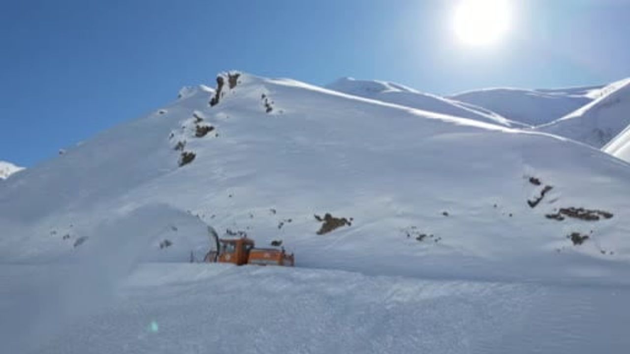 Bitlis'te Köy Yollarında Karla Mücadele: Ekipler 7/24 Yol Açma Çalışması Yürütiyor