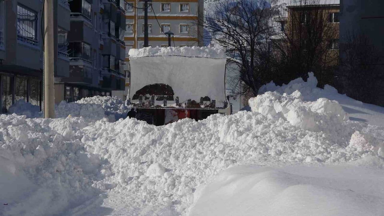 Bitlis'te metreleri bulan kar araçları gömdü; 172 yerleşim yerine ulaşım sağlanamıyor