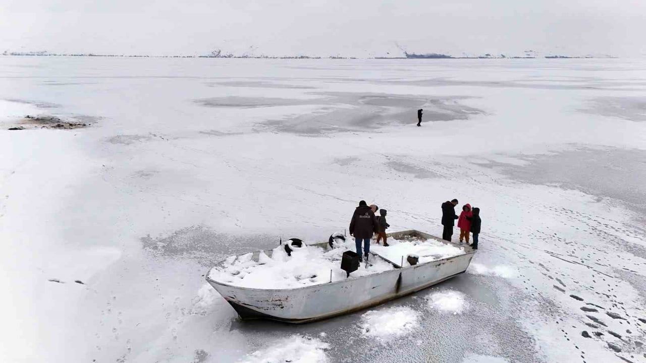 Bitlis’te Nazik Gölü tamamen dondu — Ahlat'ta buzla kaplanan 40 km²'lik göl havadan görüntülendi