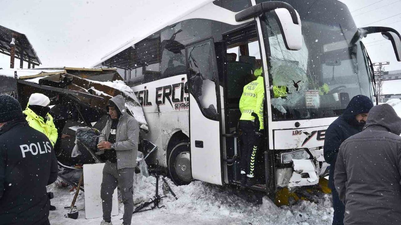 Bitlis'te otobüsün polis noktasına çarpma anı güvenlik kameralarında