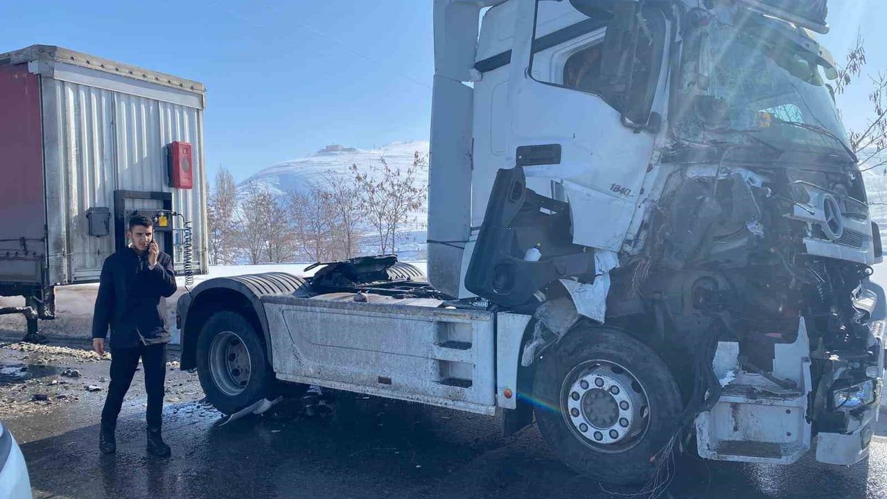 Bitlis’te Rahva mevkiinde iki tır çarpıştı: Maddi hasarlı kaza