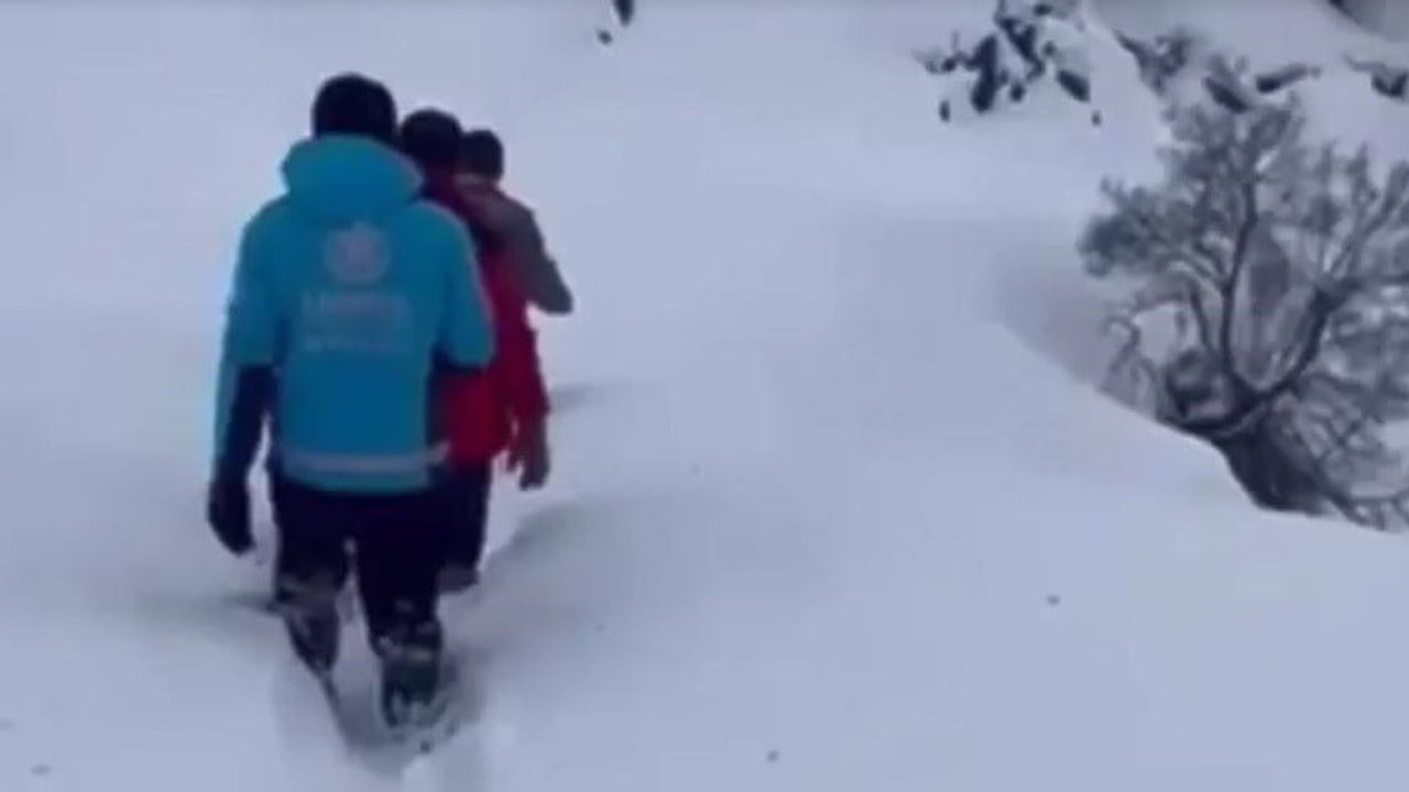 Bitlis'te UMKE, Tip 1 diyabetli 13 yaşındaki çocuğu yoğun kar altında hastaneye ulaştırdı