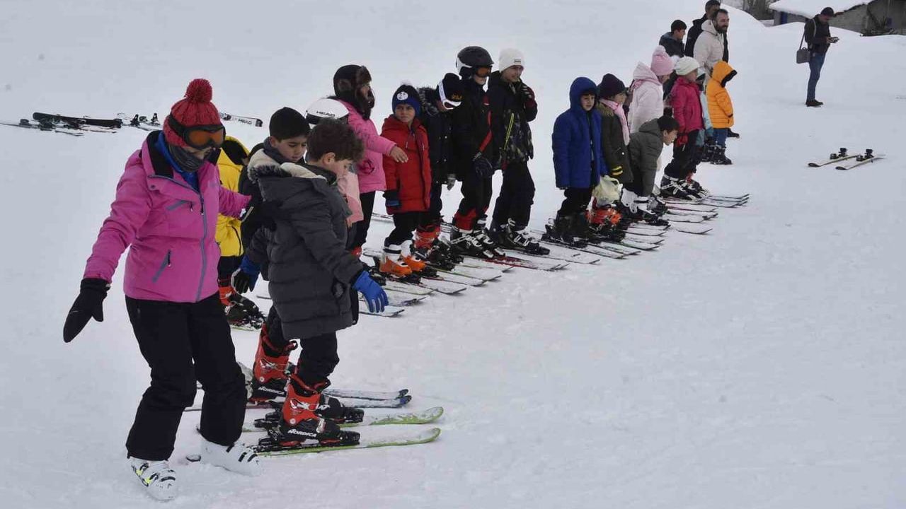Bitlis'te yarıyıl tatilinde çocuklar kayak eğitimi alıyor