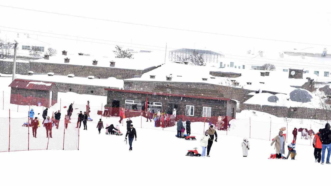 Bitlis'te yarıyıl tatilinde kayak tesisleri yoğun ilgi gördü