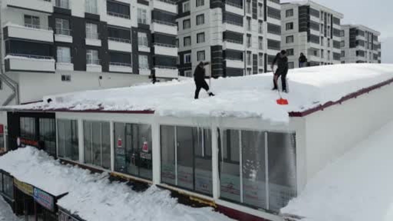 Bitlis’te yoğun kar sonrası çatılarda temizlik çalışmaları başladı