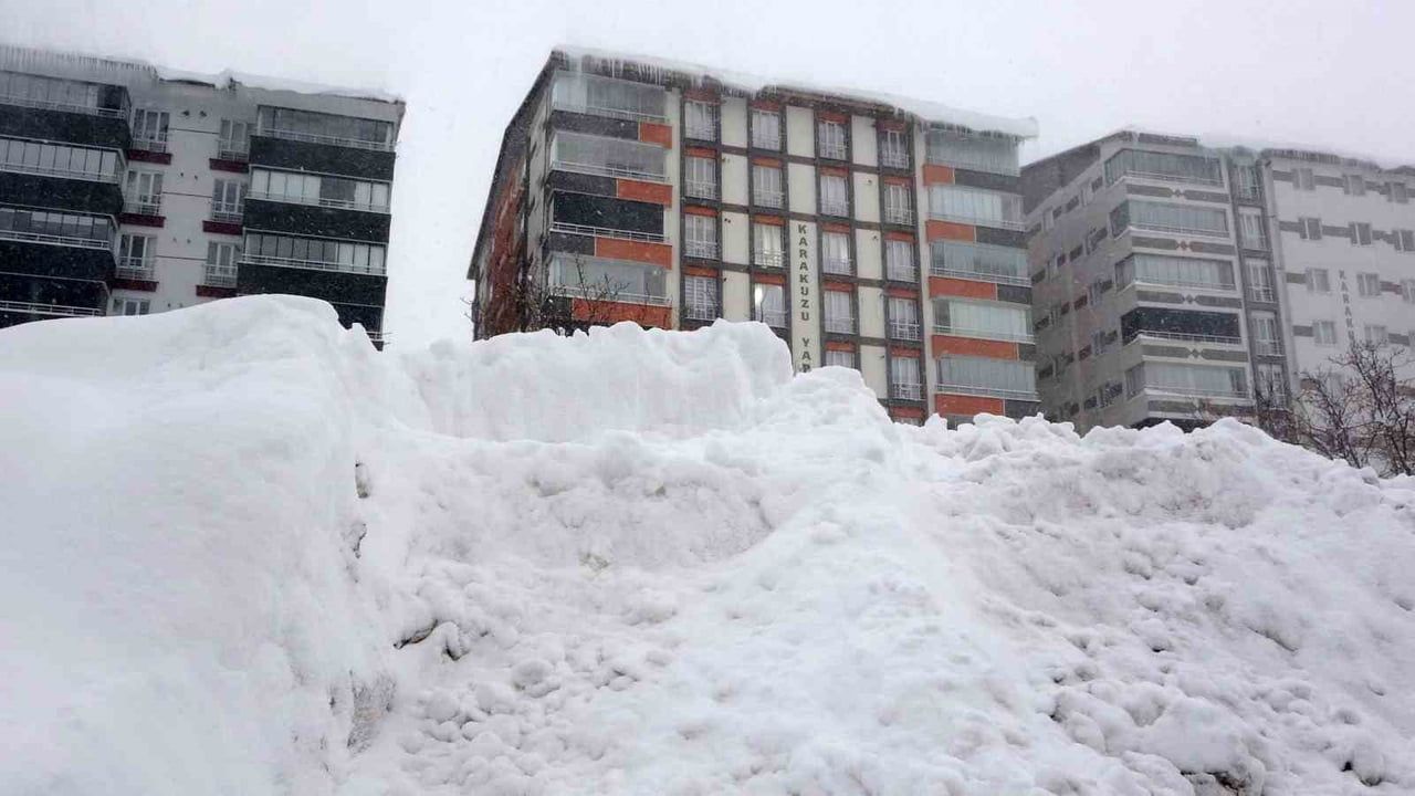 Bitlis'te yoğun kar, tipi ve fırtına: 211 köy yolu ulaşıma kapandı