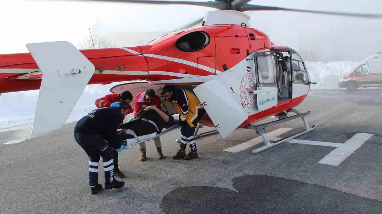 Bitlis'te Yoğun Kar ve Çığ Riskinde KOAH Hastası Hava Ambulansıyla Tatvan'a Ulaştırıldı