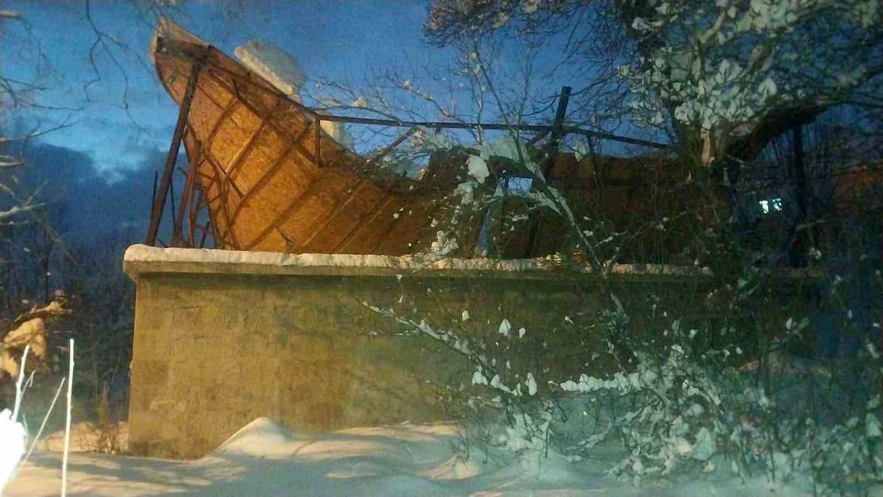 Bitlis'te yoğun kar yükü nedeniyle ev çatısı çöktü