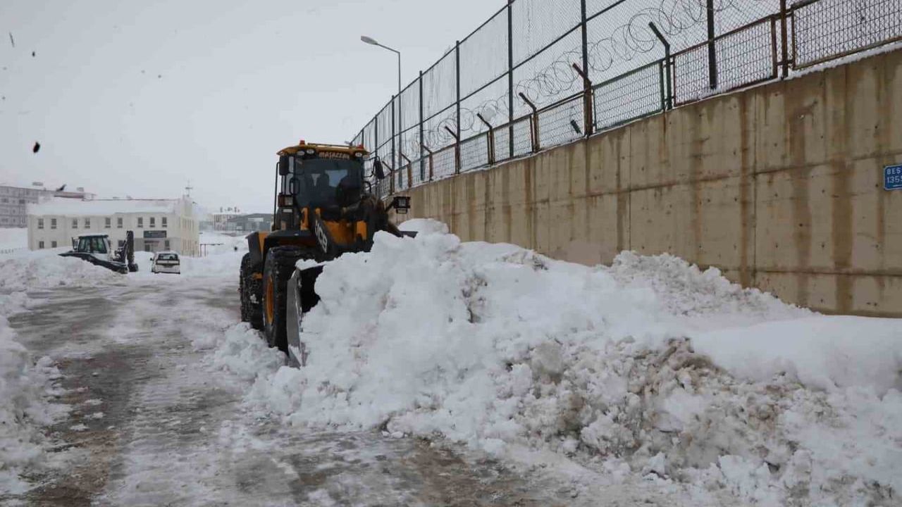 Bitlis’te yoğun karla mücadele: Ekipler gece gündüz çalışıyor