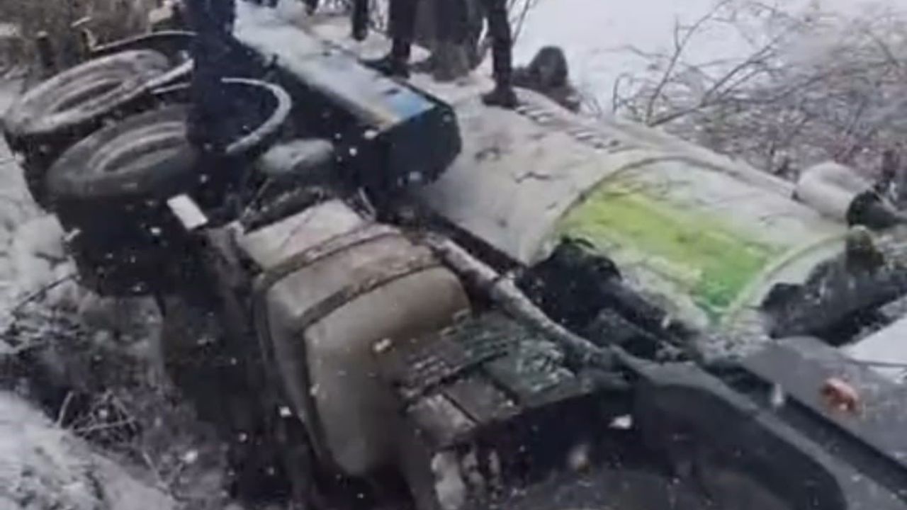 Bitlis'te Yolalan Belediyesi'ne ait vidanjör şarampole devrildi