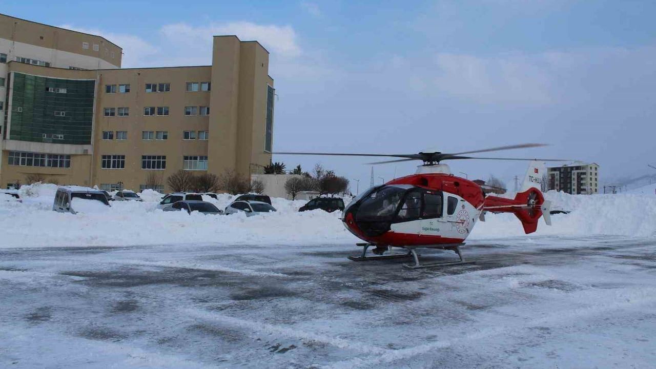 Bitlis'te yolu karla kapanan köyde rahatsızlanan anne ve bebeği helikopter ambulansla hastaneye ulaştırıldı