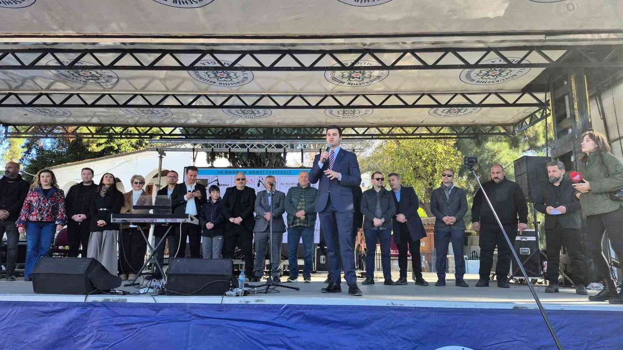 Bodrum'da 10'uncu Hamsi Festivali: 3 ton hamsi pişirilip binlerce kişiye dağıtıldı