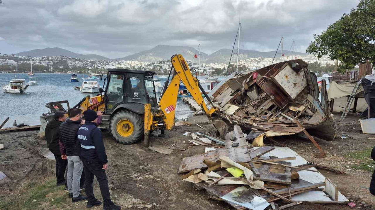 Bodrum'da Gümbet Koyu'ndan yaklaşık 100 tekne kaldırıldı