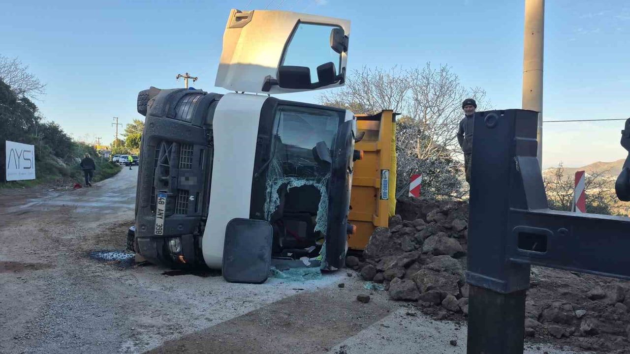 Bodrum’da hafriyat kamyonu devrildi: 1 yaralı, yol kısa süreli trafiğe kapandı