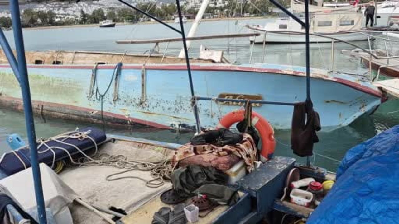 Bodrum'da kuvvetli rüzgar Gümbet Koyu'nda 13 metrelik yelkenliyi yarı batık bıraktı