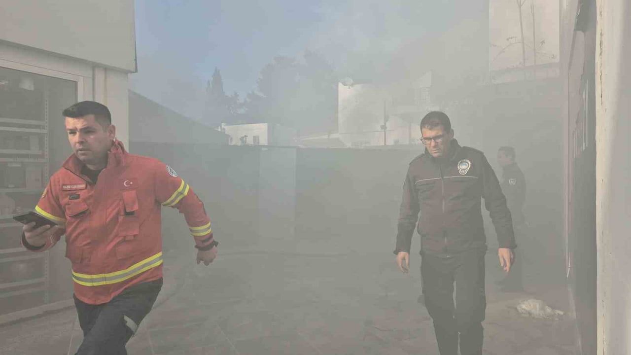 Bodrum'da LC Waikiki'ye ait geri dönüşüm deposunda yangın kontrol altına alındı