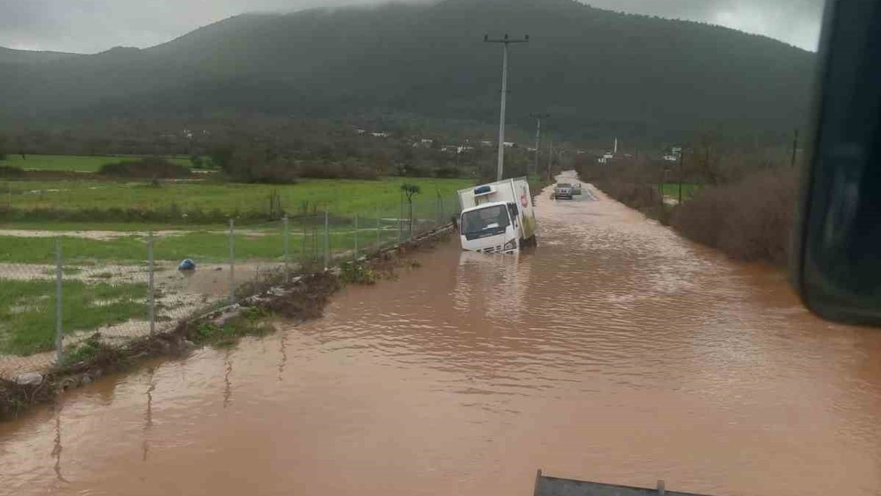 Bodrum'da sağanak: Kamyonet yolda mahsur kaldı, istinat duvarı çöktü ve bir ev suya kapıldı