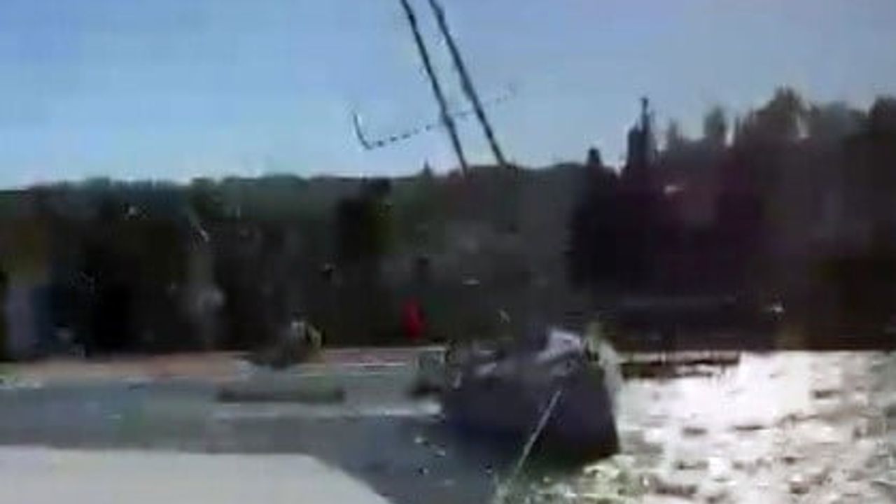 Bodrum'da şiddetli rüzgar yelkenli tekneyi karaya oturttu; Bodrum-Datça seferleri iptal