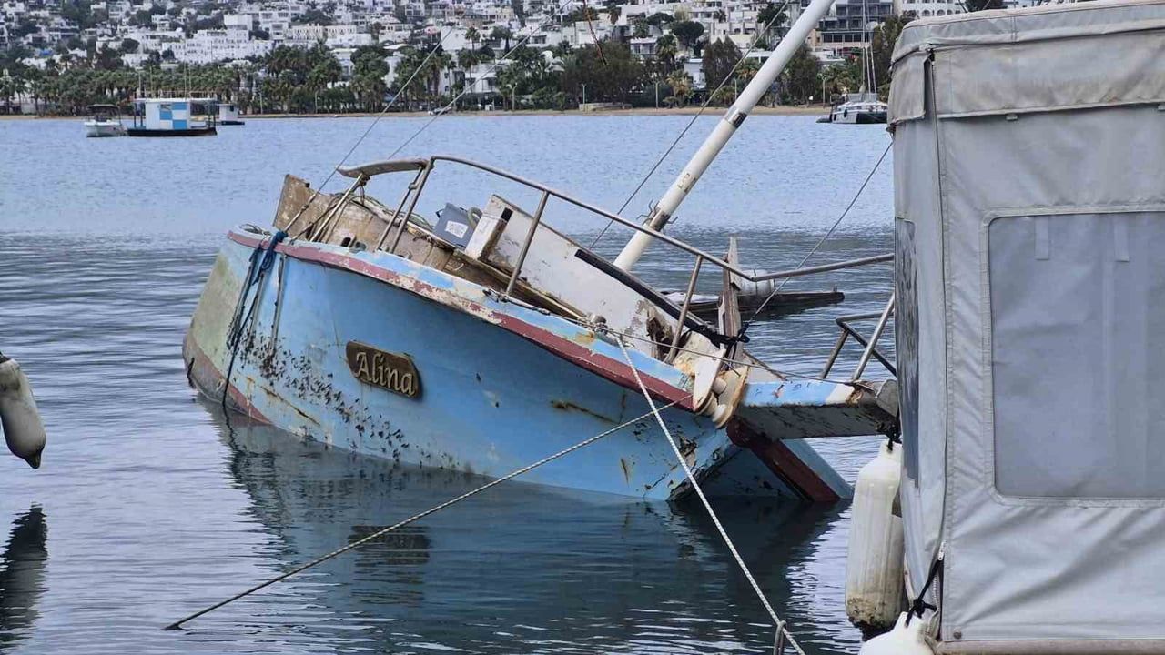 Bodrum Gümbet Koyu'nda Kuvvetli Rüzgar: 13 Metrelik Yelkenli Yarısına Kadar Battı