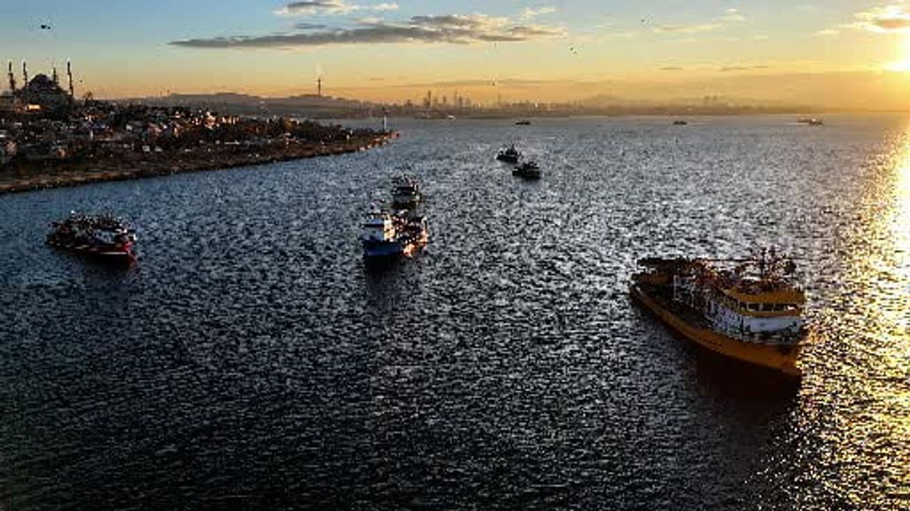 Boğaz'da fırtına sonrası balıkçılar gün doğumuyla yeniden denize açıldı