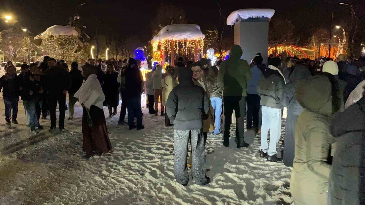 Bolu’da 2026’ya coşkulu giriş: İzzet Baysal Caddesi’nde kutlama ve sürpriz evlilik teklifi