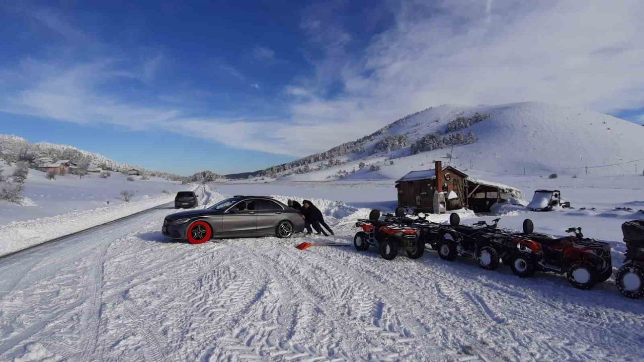Bolu'da Abant Gölü beyaza büründü: Kar kalınlığı 1 metreye ulaştı