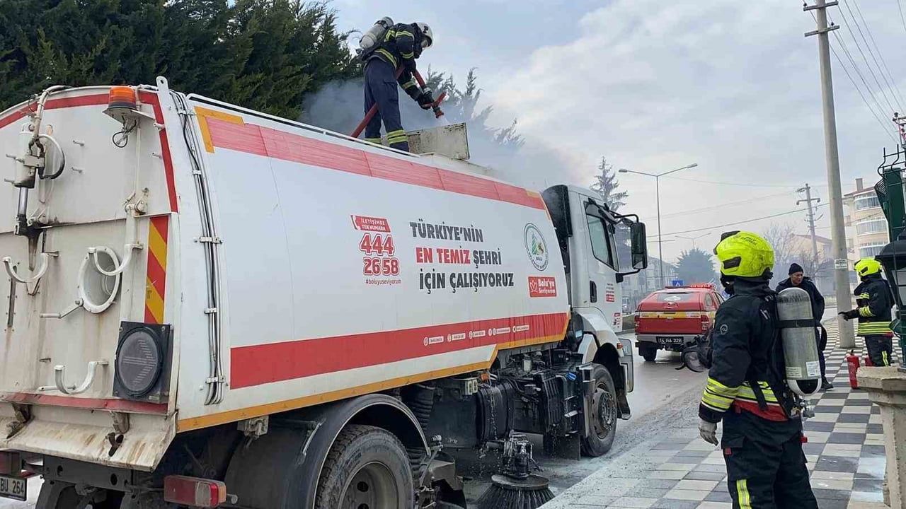 Bolu'da belediyeye ait yol süpürme aracında yangın söndürüldü