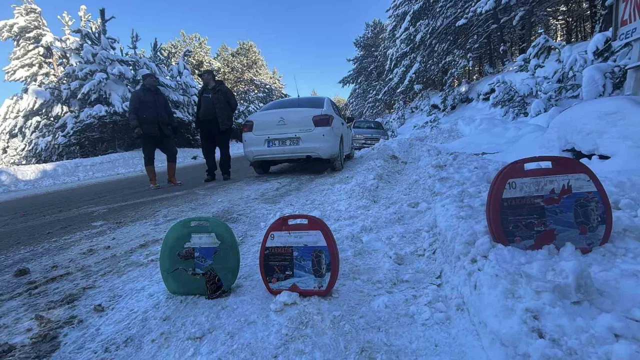 Bolu'da fabrika işçisi mesai sonrası Kartalkaya yolunda zincir takarak sürücülere destek veriyor