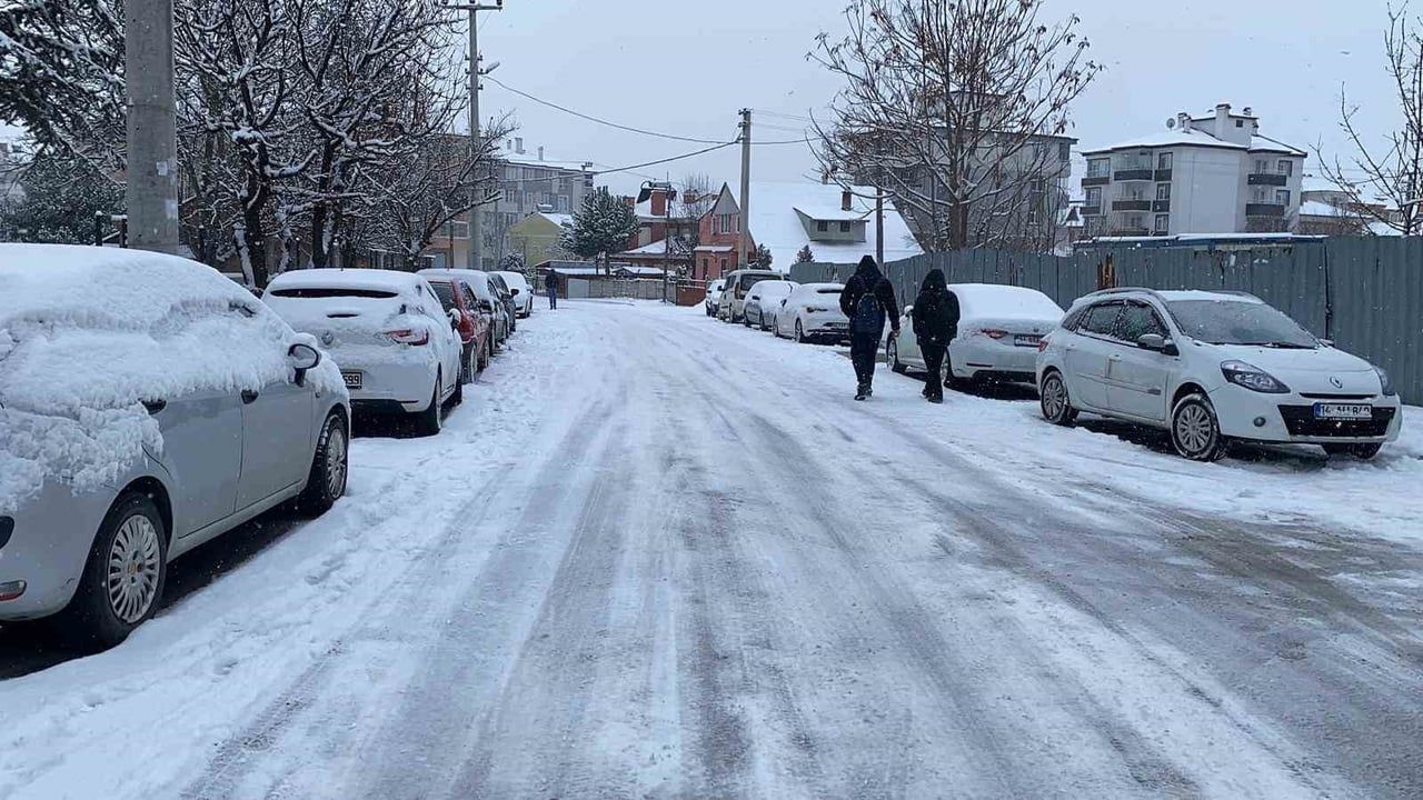 Bolu'da gece başlayan kar kenti beyaza bürüdü