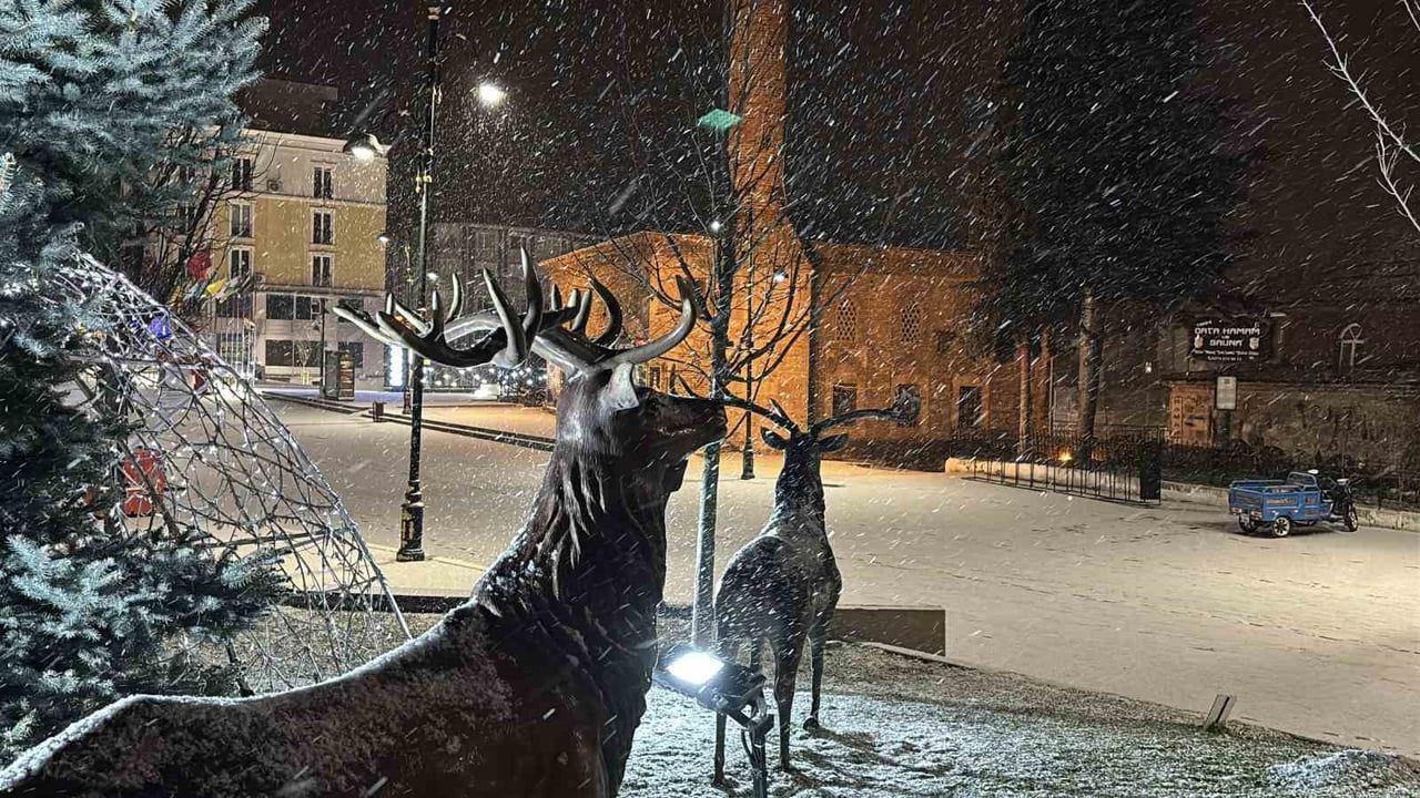 Bolu'da gece saatlerinde kar yağışı şehir merkezini beyaza bürüdü