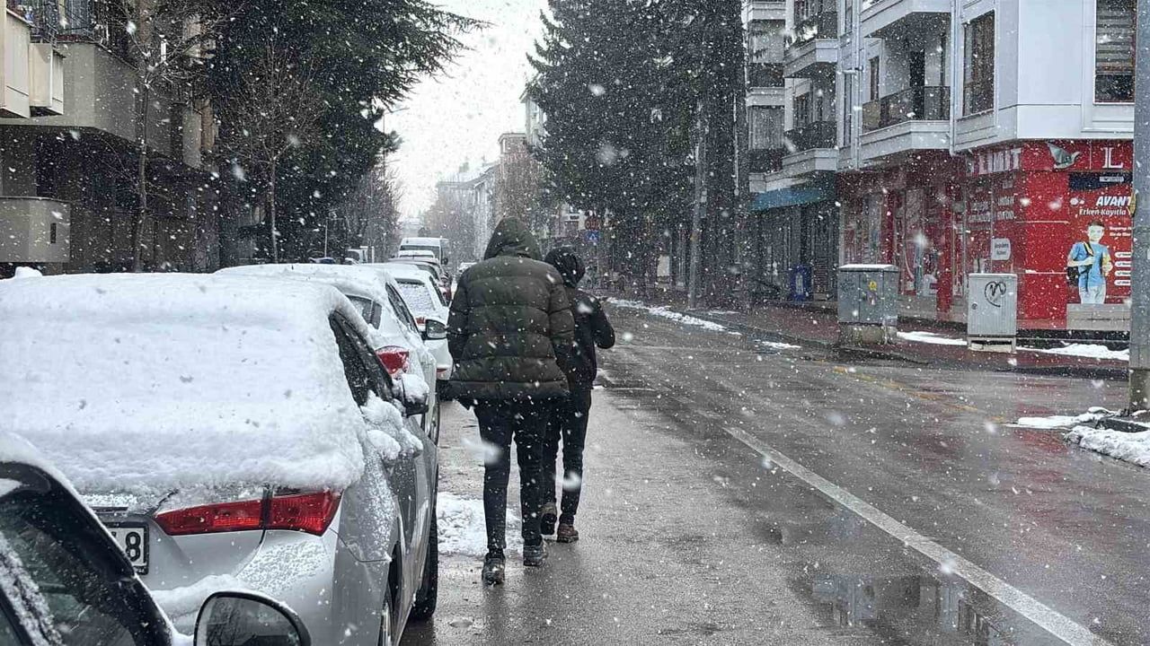 Bolu'da Kar Yağışı Sabah Saatlerinden İtibaren Etkili Oldu
