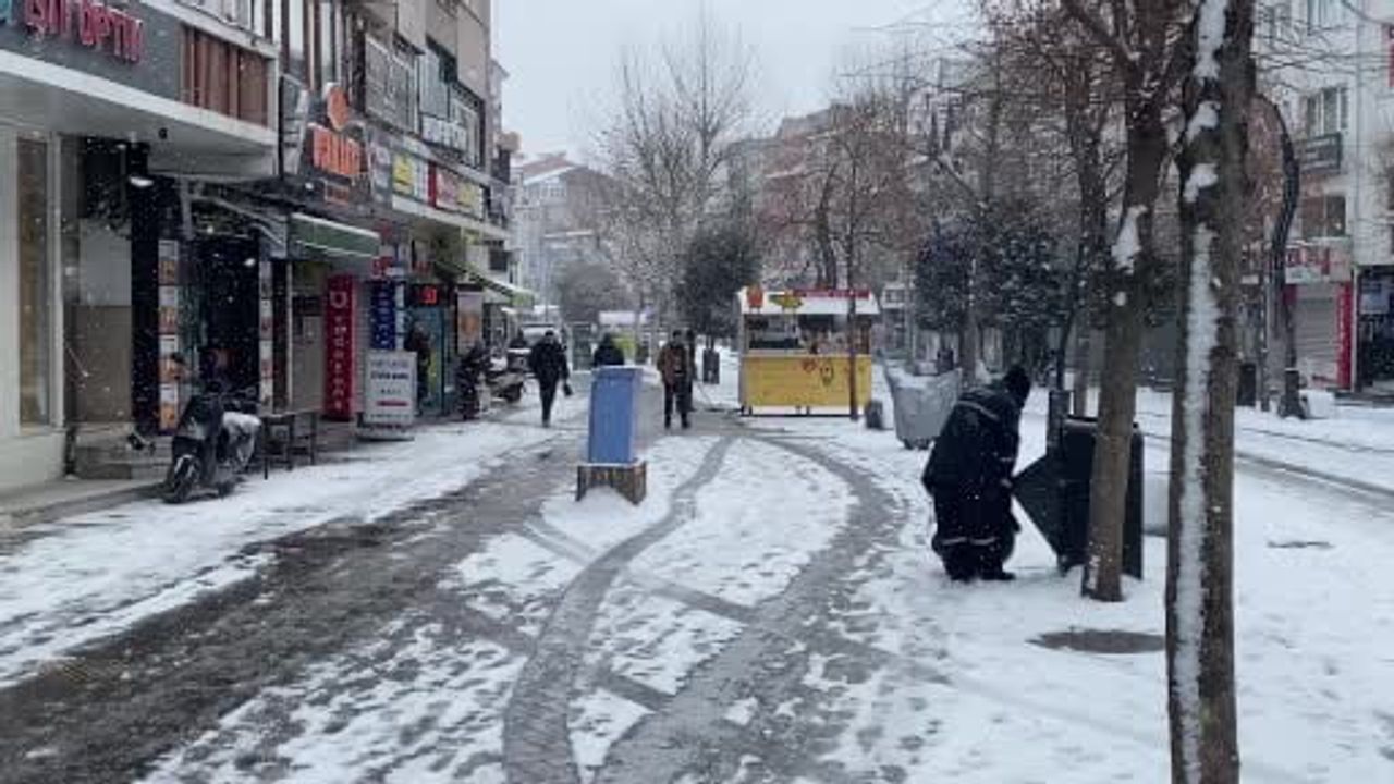 Bolu'da Karla Başlayan Gün: Şehir Merkezi Beyaz Örtüyle Kaplandı