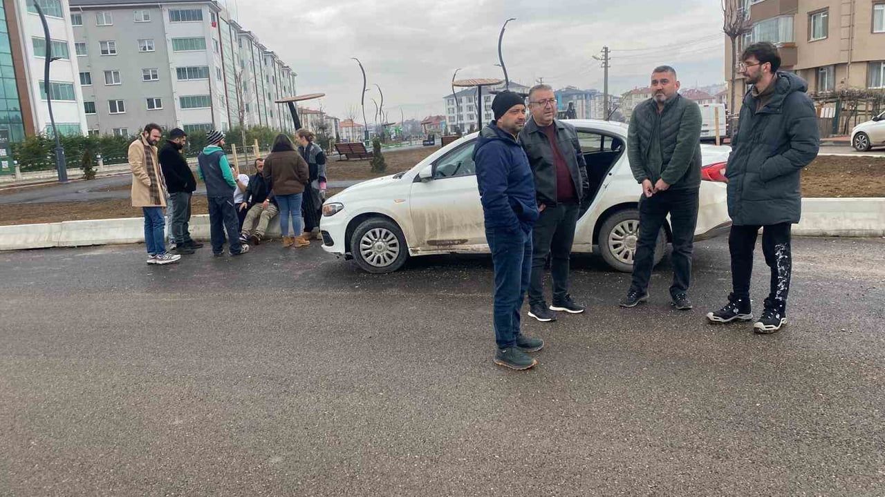 Bolu'da kavşakta iki otomobil çarpıştı; 1 kişi yaralandı