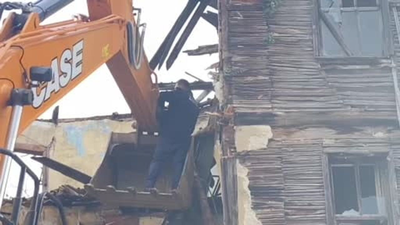 Bolu'da kontrollü yıkım sırasında zabıtanın Türk bayrağına gösterdiği hassasiyet takdir topladı