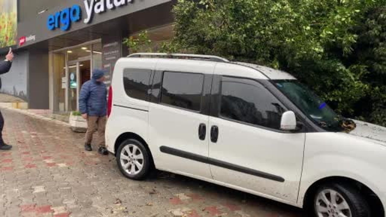 Bolu'da metruk binanın çökmesi: Park halindeki otomobile zarar verildi