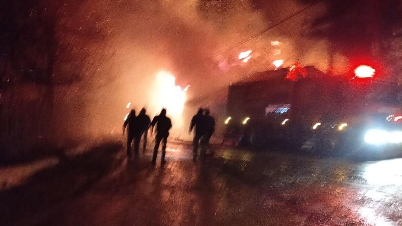 Bolu'da Piroğlu köyünde iki katlı ev yangında kullanılamaz hale geldi