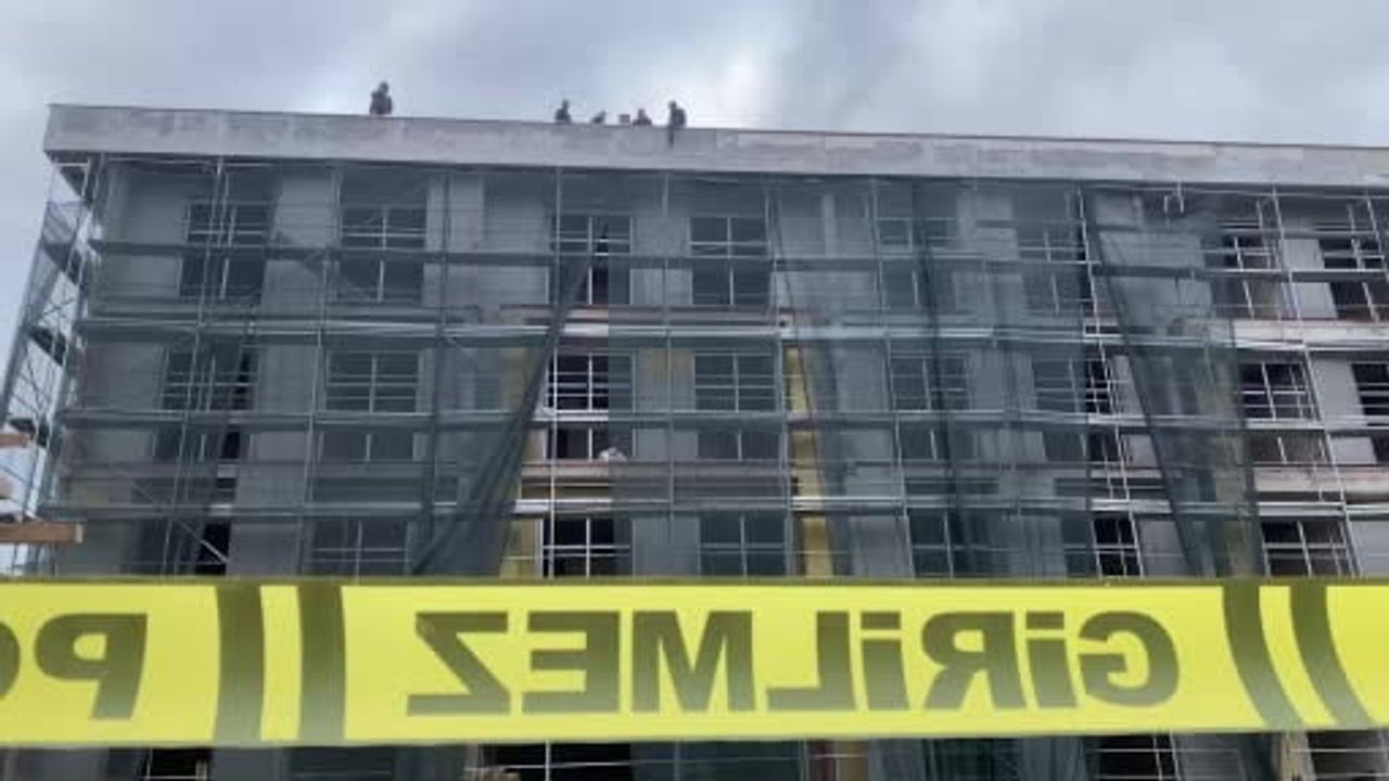 Bolu'da Uygulama Okulu İnşaatında Maaşlarını Alamayan İşçiler Çatıda Eylem Yaptı