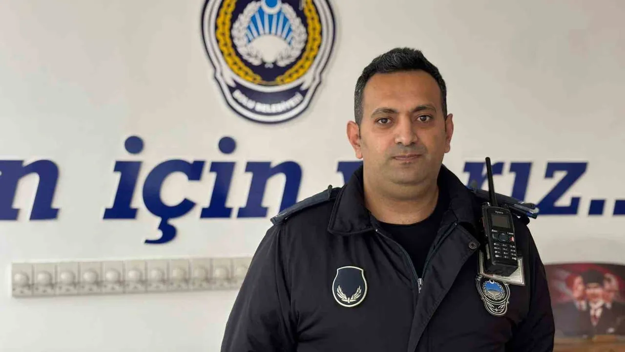 Bolu'da yıkım sırasında zabıta memuru Türk bayrağını kurtardı: "Enkazın altında kalmasına gönlüm el vermedi"