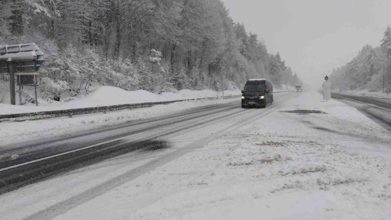 Bolu Dağı'nda Gece Başlayan Kar Yağışı Aralıklarla Sürüyor, Karayolları Küreme ve Tuzlama Yapıyor