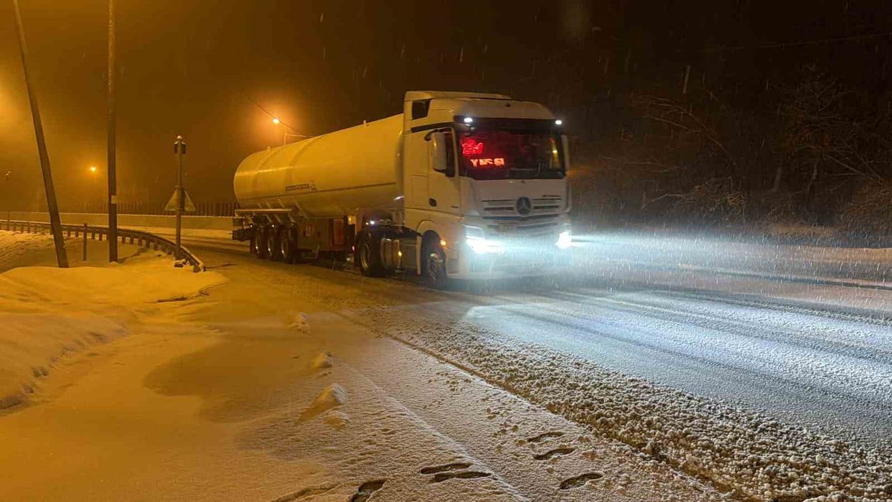 Bolu Dağı'nda yoğun kar yağışı: Karla mücadele ve trafik önlemleri sürüyor