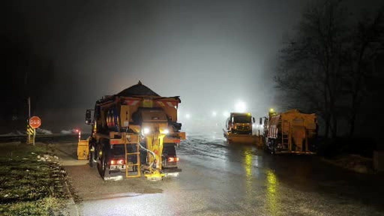 Bolu Dağı'nda yoğun sis ve sağanak yağış: Karayolları ekipleri teyakkuzda