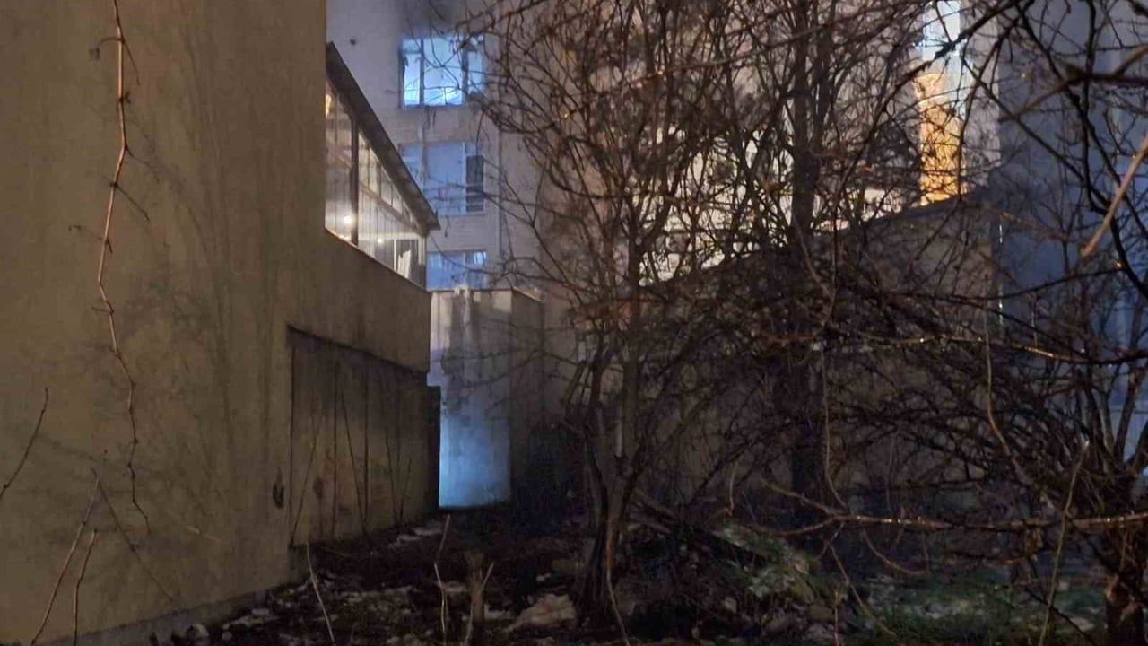 Bolu Karaçayır Mahallesi'nde apartman yangını söndürüldü; 2 kişi dumandan etkilendi