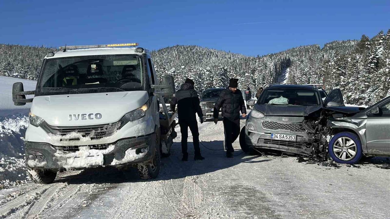 Bolu Kartalkaya yolu Sarıalan Yaylası'nda iki cip çarpıştı — Yaralanma yok