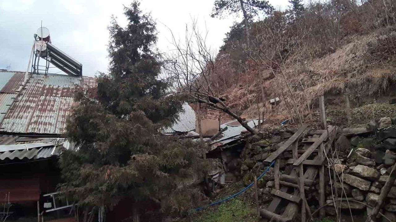 Bolu Mudurnu'da heyelan: Kovucak köyünde 3 ev tedbir amaçlı boşaltıldı